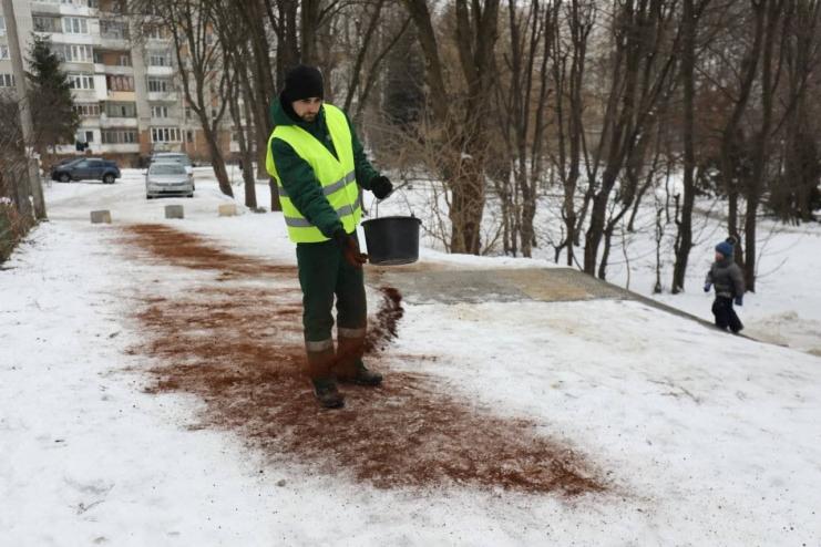 Во Львове начали борьбу с гололедом с помощью... кофейной гущи